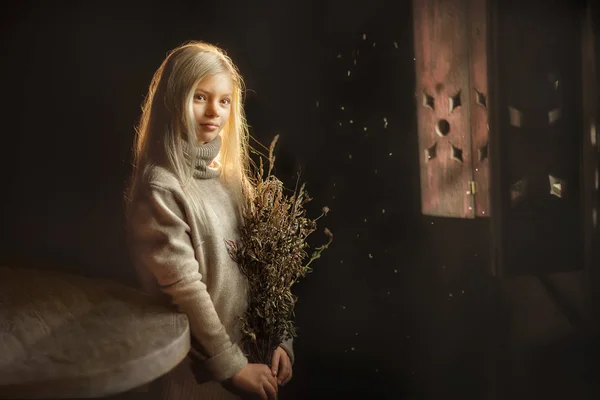 窓際に立って乾燥ハーブの花束を持って愛らしい女の子 — ストック写真