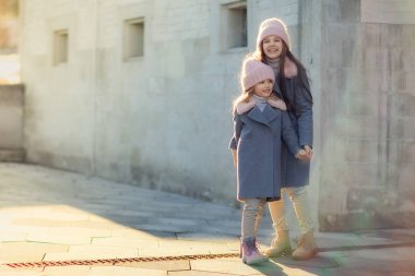 Sokakta duran ve elele gülümseyen kız tam uzunlukta atış 