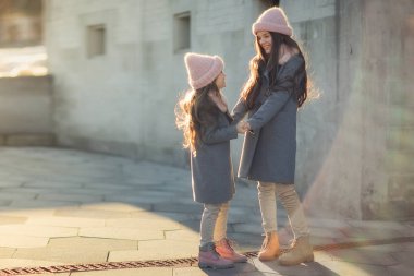 Sokakta duran ve birbirine bakarak mutlu şık kızlar 