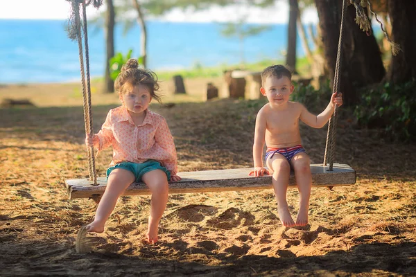 Niño Niña Sentados Columpio Playa Durante Día —  Fotos de Stock