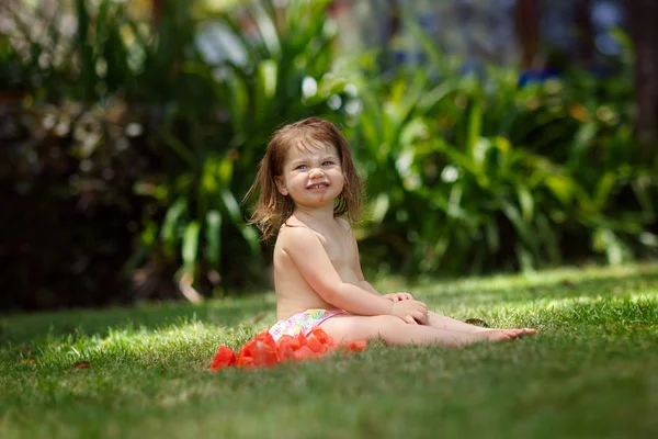 Χαρούμενο Κορίτσι Που Κάθεται Στον Τροπικό Κήπο Καρπούζι — Φωτογραφία Αρχείου