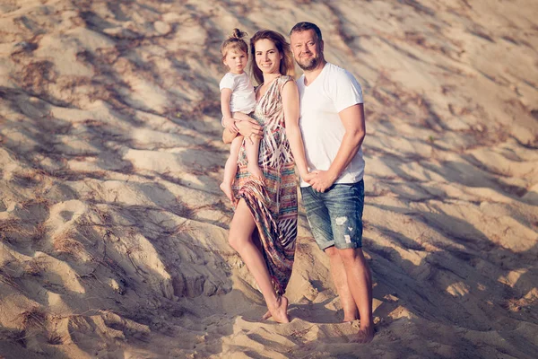 Volledige Lengte Schot Van Familie Van Drie Staande Het Strand — Stockfoto