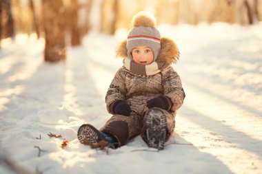 yakışıklı açık ağızlı kar parkta oturan 