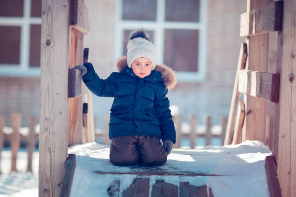 Söt Pojke Sitter Knäna Börjar Ner Bilden Och Tittar Kameran — Stockfoto