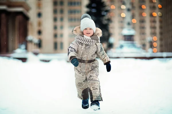 冬の屋外を実行して幸せな少年の全身ショット — ストック写真