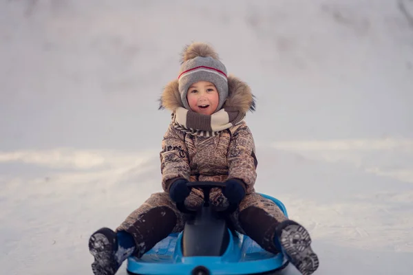 Glada Pojken Sitter Släden Och Tittar Kameran Efter Att Ner — Stockfoto