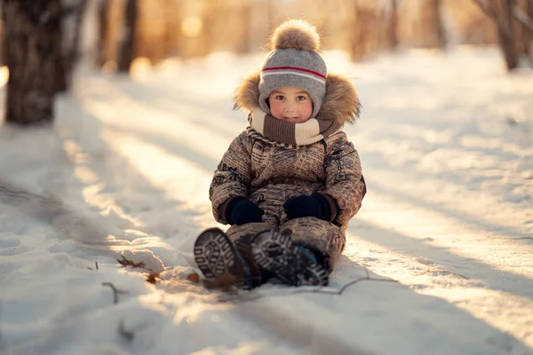 Adorable Chico Ropa Abrigo Sentado Suelo Parque Invierno — Foto de Stock