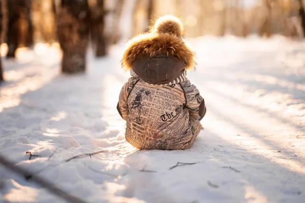 Vue Arrière Petit Garçon Assis Dans Parc Sur Sol Hiver — Photo