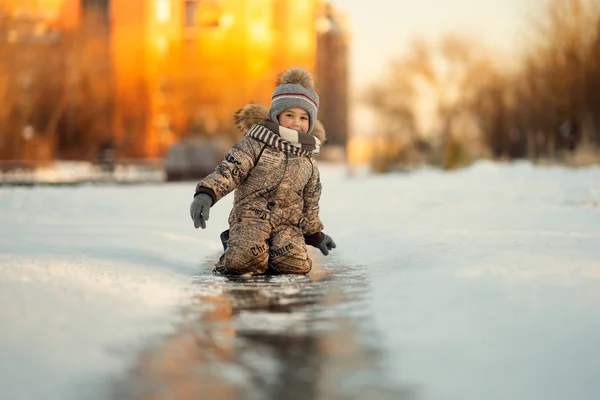 Pojke Som Glider Isen Vägen Knäna Vinter — Stockfoto