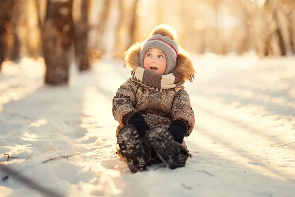 Смешной Мальчик Открытым Ртом Сидит Снегу Земле Смотрит Вверх — стоковое фото