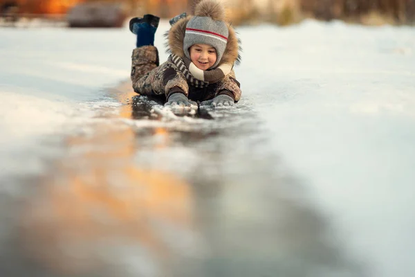 Veselý Kluk Ležící Cestu Ledem Venku Dne — Stock fotografie