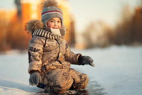 Porträtt Kaukasiska Pojke Sitta Isen Och Ler Mot Kameran — Stockfoto