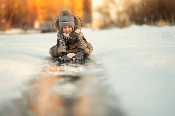 Kışın Buz Yolda Kaymaya Başlayan Küçük Çocuk — Stok fotoğraf
