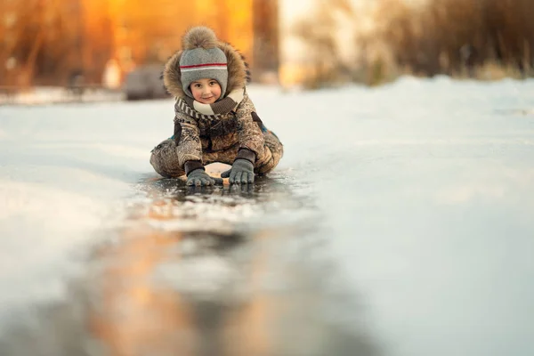 Liten Pojke Börjar Glida Isen Vägen Vinter — Stockfoto