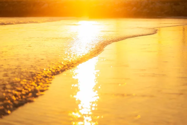 Close Ocean Waves Splashing Beach Sunset — Stock Photo, Image