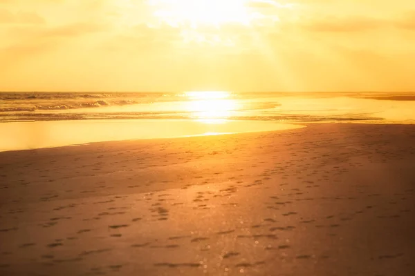 Fußabdrücke Sandstrand Bei Sonnenuntergang — Stockfoto