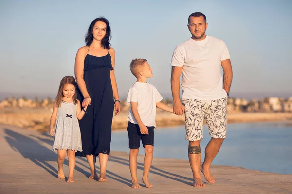 Gelukkige Jonge Ouders Met Twee Kinderen Het Strand Wandelen Overdag — Stockfoto