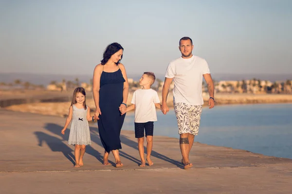 Volledige Lengte Schot Van Familie Van Vier Wandelen Het Strand — Stockfoto