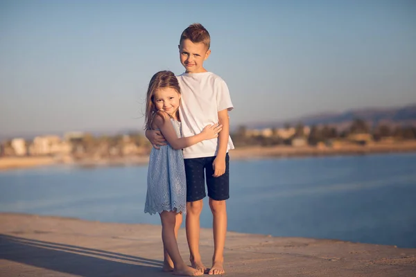 Volledige Lengte Van Schattige Zus Broer Knuffelen Het Strand Door — Stockfoto