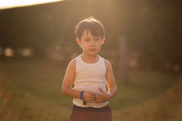 Портрет Милого Хлопчика Який Дивиться Камеру Відкритому Повітрі Сонячному Світлі — стокове фото
