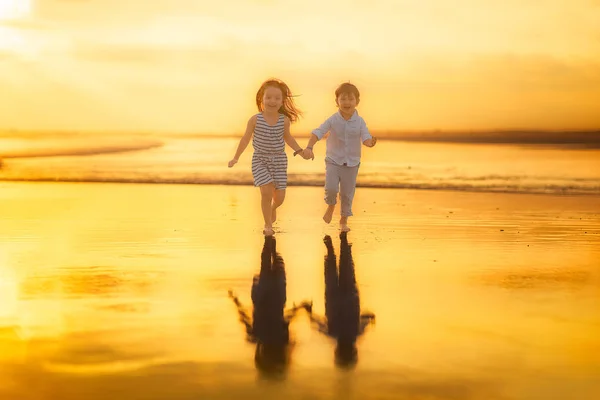 Smiling Boy Girl Holding Hands Running Beach Ocean — Stock Photo, Image