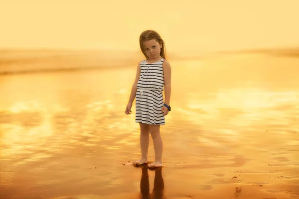 Pełna Długość Strzał Dziewczynę Stojącą Plaży Zachodzie Słońca — Zdjęcie stockowe