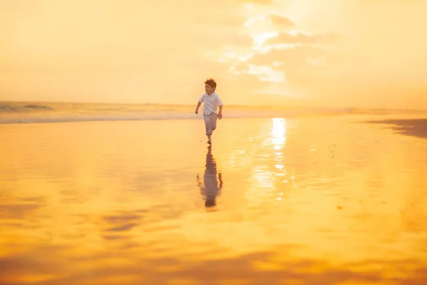 Pełna Długość Strzał Chłopiec Biegną Plaży Zachodzie Słońca — Zdjęcie stockowe
