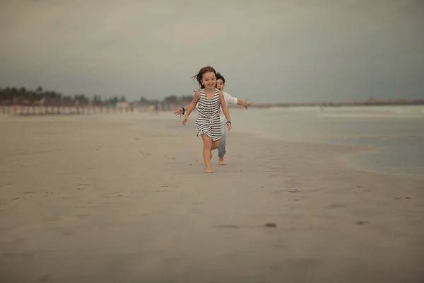 Szczęśliwy Chłopiec Biegną Dziewczyna Plaży Przez Ocean Godzinach Wieczornych — Zdjęcie stockowe