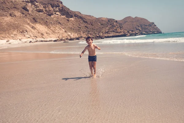 Pełna Długość Szczęśliwy Chłopiec Biegną Plaży — Zdjęcie stockowe