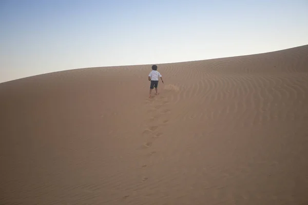 Vista Para Trás Menino Subindo Duna Areia Deserto Quarter Omã — Fotografia de Stock