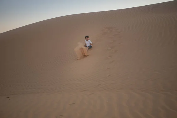 Kaukázusi Fiú Játszik Homok Negyed Sivatagban Omán — Stock Fotó