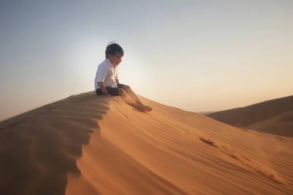 Fiú Negyed Sivatagban Omán Napnyugtakor Homokdűne Oldalnézete — Stock Fotó