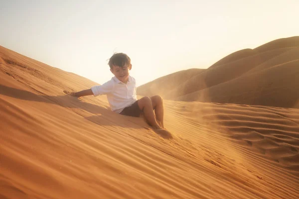 Boldog Fiú Játszik Homok Negyed Sivatagban Omán Napnyugtakor Csukott Szemmel — Stock Fotó
