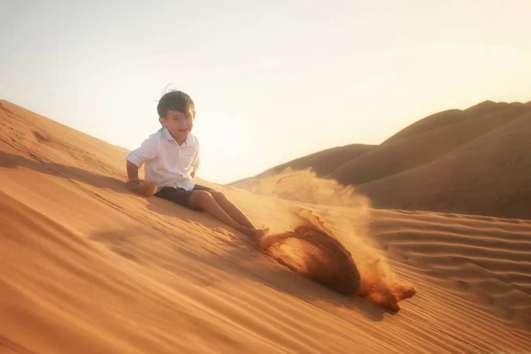 Boldog Fiú Néz Kamerába Játszik Homok Negyed Sivatagban Omán Naplementekor — Stock Fotó