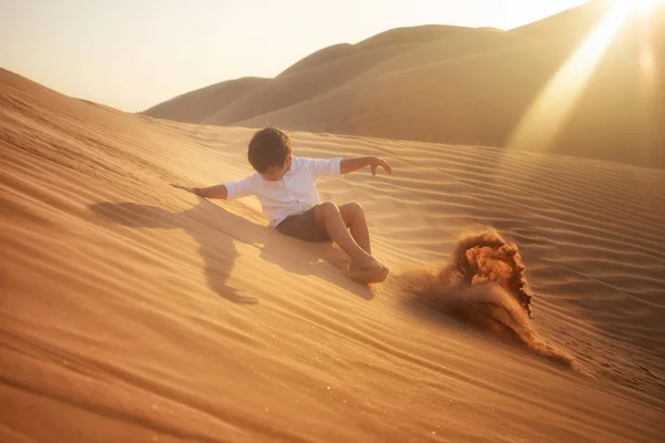 Cute Chłopiec Rzuca Piasek Pustyni Kwartał Oman — Zdjęcie stockowe