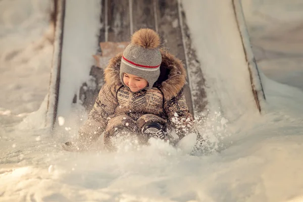 Criança Alegre Descendo Slide Ação Dia Inverno — Fotografia de Stock