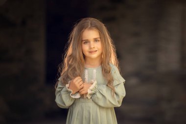 kameraya bakarak uzun saçlı sevimli sarışın kız portresi 