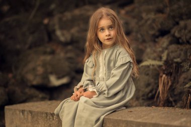 açık bankta oturan sürpriz kız 