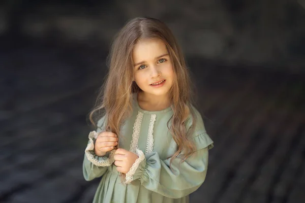 Menina Pequena Olhando Para Câmera Tocando Seu Cabelo — Fotografia de Stock