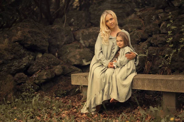 Mother Daughter Sitting Together Thr Stone Nebch Outdoors — Stock Photo, Image