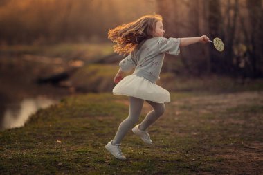 Parkta lolipop atlama ile kız Tam Uzunlukta çekim 