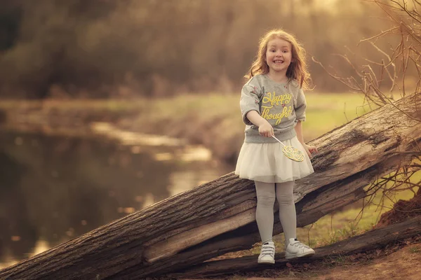 Meisje Met Grappig Gezicht Houden Lollipop Leunend Log Het Park — Stockfoto