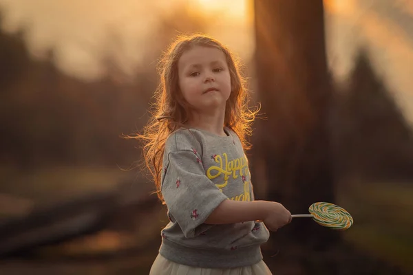 Portret Van Meisje Met Lollipop Kijken Naar Camera Buitenshuis — Stockfoto