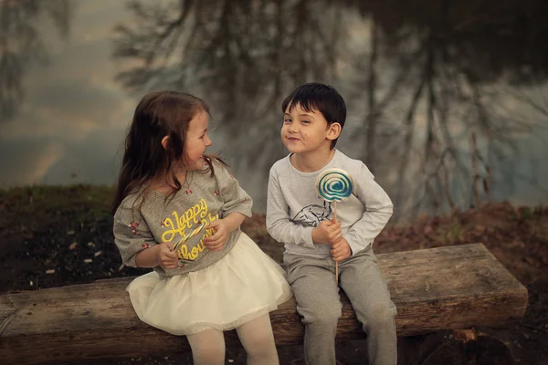 Kız Öpmeye Çalışan Erkek Parkta Lolipop Tutarak — Stok fotoğraf