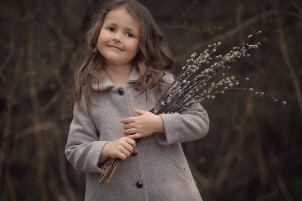 Усміхнена Дівчина Тримає Квіти Верби Відкритому Повітрі — стокове фото