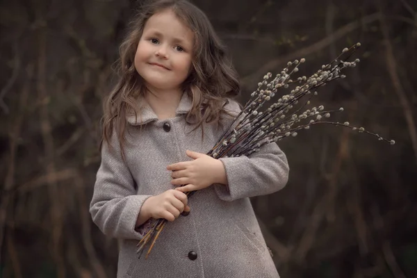 Glimlachend Meisje Houdt Willow Bloemen Buitenshuis — Stockfoto