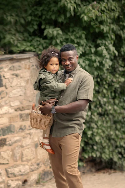 Gelukkig Afro Amerikaanse Vader Houdt Zijn Dochter Handen Staande Straat — Stockfoto