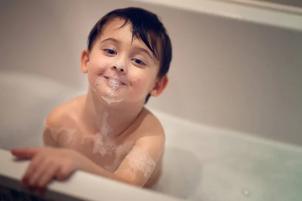 Retrato Niño Tomando Baño Burbujas Mirando Cámara — Foto de Stock