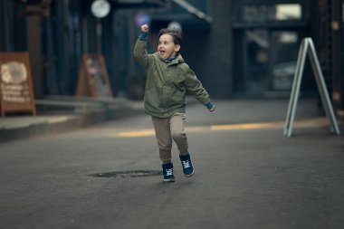 neşeli çocuk açık ağız ile sokakta çalışan