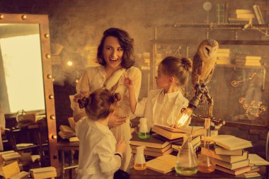 kız öğrenciler ve öğretmen kimya laboratuvarında sıçan ile oynuyor